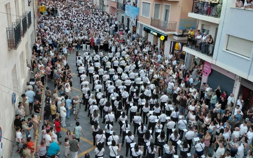 LES BANDES DE GATA, UNIÓ MUSICAL (1870) I CODA (2008), PARTICIPEN A PEDREGUER EN LA MULTITUDINÀRIA TROBADA DE BANDES DE LA MARINA ALTA, EN EL 75 ANIVERSARI DE LA SEUA BANDA