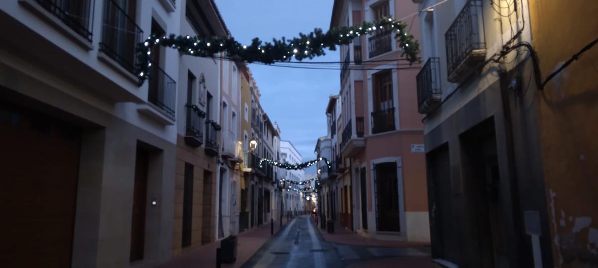 LA MÀGIA DEL NADAL GATER PER LA NIT. ELS COMERÇOS DE GATA MOSTREN UNA BOLA IL·LUMINADA, EL ARBRE ESTÀ A LA PLAÇA NOVA I L'ESTEL A LA DE L'ESGLÉSIA, LES GUIRNALDES PELS CARRERS