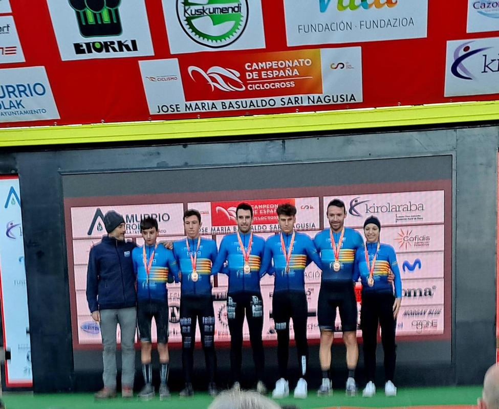 EL CICLISTA GATER CADET MARC MONCHO SIGNES ES PENJA LA MEDALLA DE BRONZE NACIONAL DE CICLO CROSS AMB L'EQUIP DE LA FEDERACIÓ VALENCIANA A AMURRIO (VIZCAYA). A la prova individual va fer el 56 de 143 ciclistes cadets (Foto FCCV)