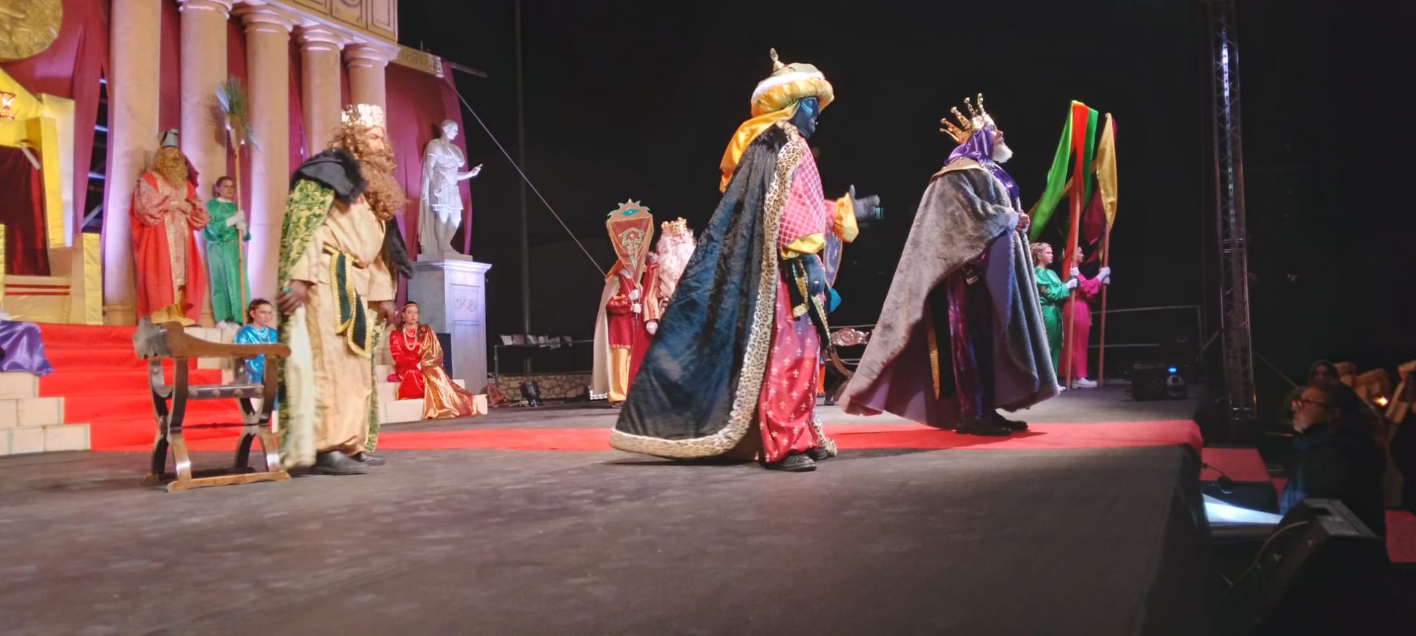 QUASI DOS MIL PERSONES PRESENCIEN EL MISTERI DE REIS DE GATA. La novetat, la sibil·la Anea entrant al recinte dins d'una gàbia. L'espectacle desafia a la frescor. Nombrosos visitants forasters i estrangers (Festa d'Interés Turístic Autonòmica)