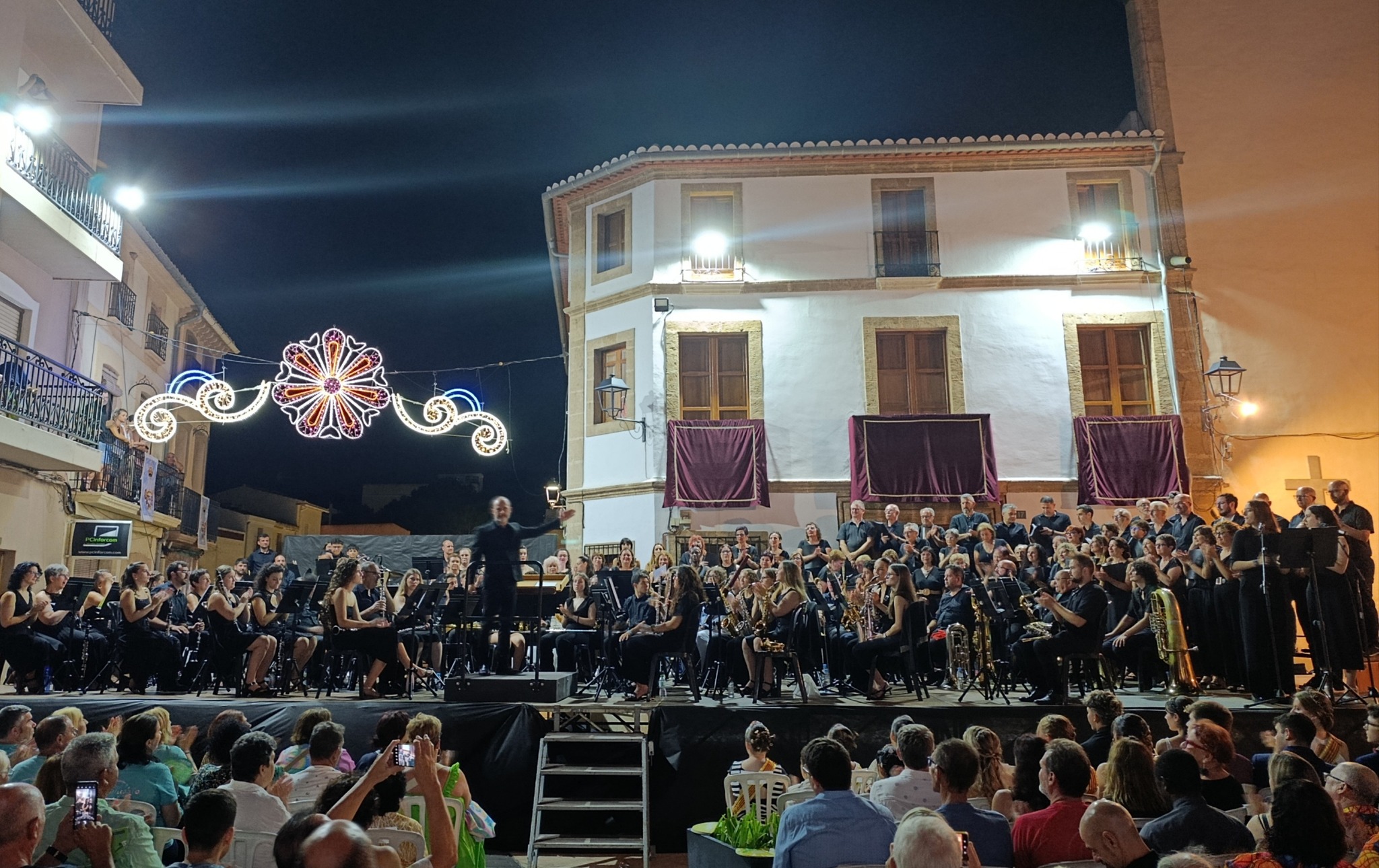 FESTES GATA 2025: ENCARA AHIR, EXCEPCIONAL CONCERT DE REVETLA A LA PLACETA