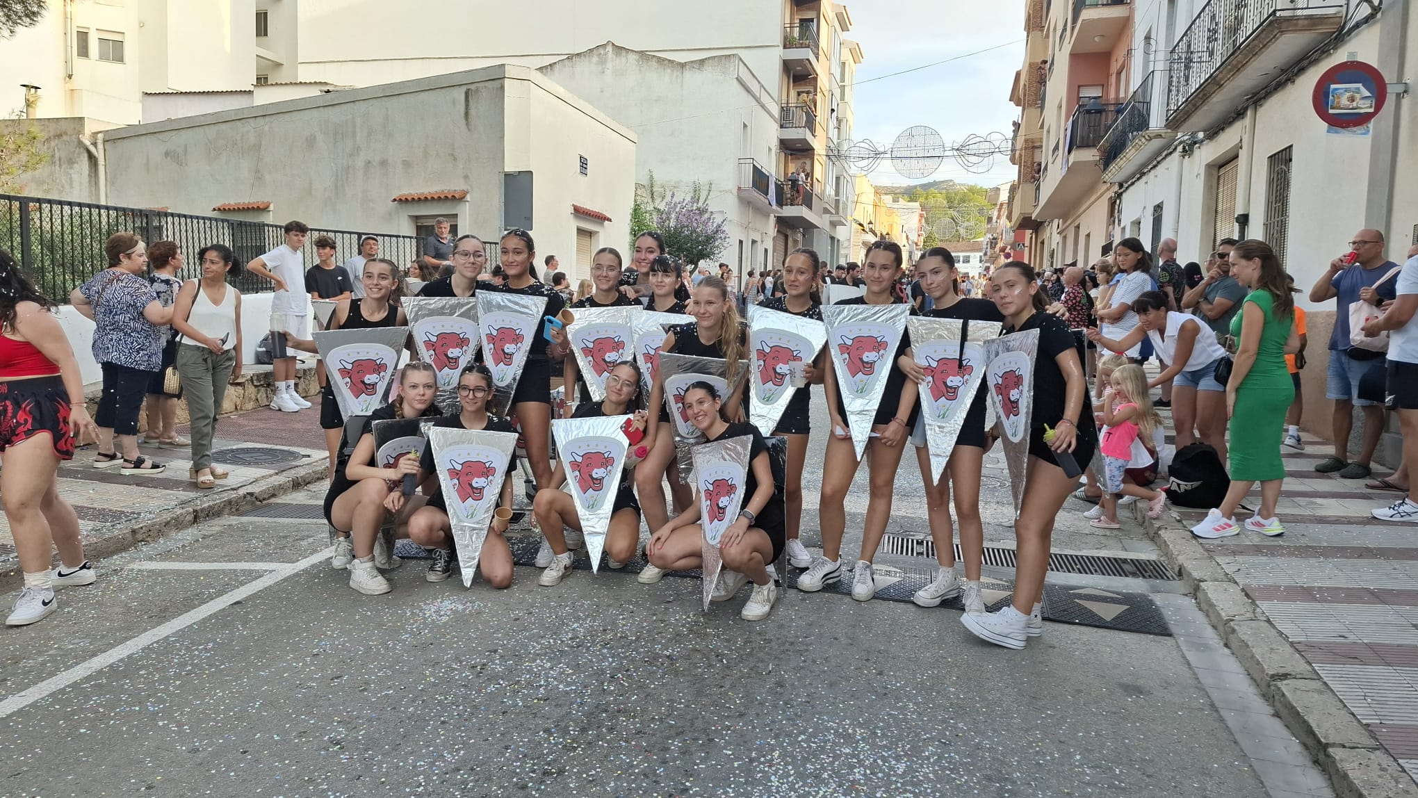 FESTES GATA: VISTOSITAT I COLORIT A LA DESFILADA DE CARROSSES (Fotos V