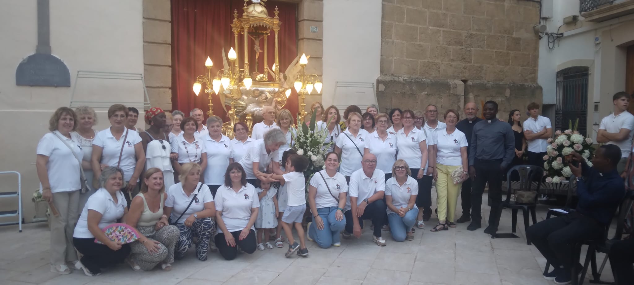 FESTES GATA 2025: ENCARA AHIR, MULTITUDINÀRIA OFRENA FLORAL AL CRIST (i II): grups parroquials, festers i festeres, grup popular, ajuntament i comissió